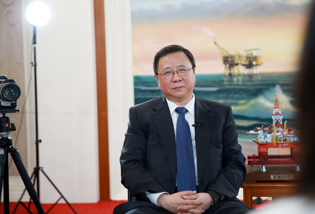 堅(jiān)持黨的領(lǐng)導(dǎo)、加強(qiáng)黨的建設(shè)，是國(guó)有企業(yè)的光榮傳統(tǒng)。