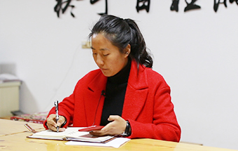 回鄉(xiāng)，立志改變家鄉(xiāng)落后面貌