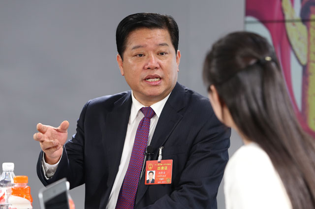 一絲不茍摘窮帽，全力以赴拔窮根