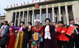 閉幕會后，代表走出人民大會堂