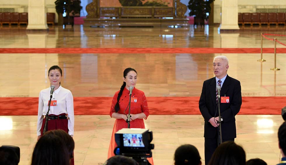 肖笑波、侯艷、徐俊接受采訪