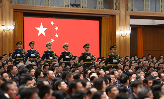 陸?？杖妰x仗兵正步行進