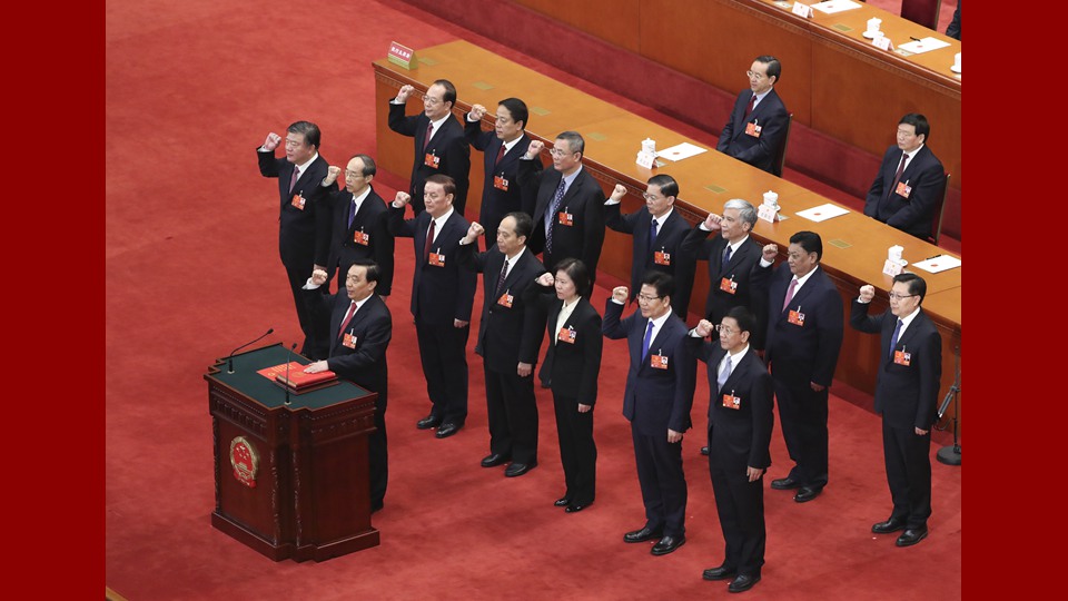 新當選的全國人大常委會副委員長、秘書長進行憲法宣誓