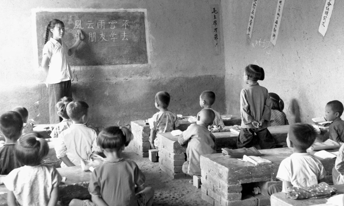 1964年夏，河北省壩縣煎茶鋪公社西煎大隊(duì)，一所耕讀小學(xué)的學(xué)生們?cè)谏险n。新華社記者梁一丁攝