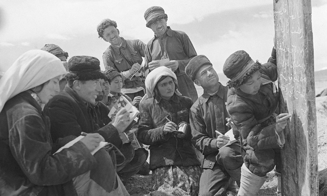 1960年6月，新疆慕士塔格峰下，大人們?cè)谛W(xué)生幫助下學(xué)習(xí)文化。新華社記者武純展攝