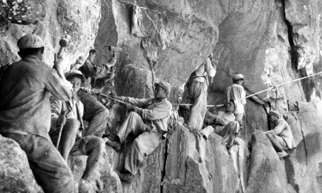 1954年，修筑康藏公路的解放軍戰(zhàn)士們?cè)谂瓋砂兜膽已露副谏媳偕街贰Ｐ氯A社稿 李萬春、張加里攝