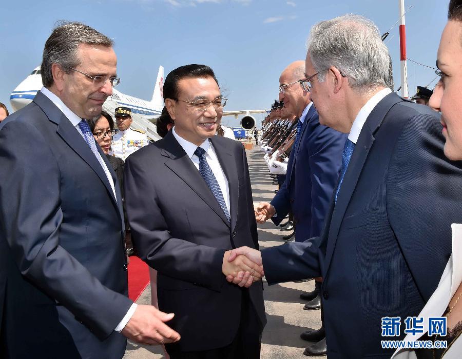 6月19日，國務(wù)院總理李克強乘專機抵達雅典國際機場，開始對希臘進行正式訪問。希臘總理薩馬拉斯在機場為李克強舉行隆重的歡迎儀式。新華社記者 李濤 攝