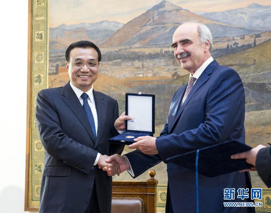 6月19日，國務(wù)院總理李克強(qiáng)在希臘議會(huì)大廈會(huì)見希臘議長米馬拉基斯。這是會(huì)見前，米馬拉基斯代表希臘議會(huì)向李克強(qiáng)授予議會(huì)金質(zhì)勛章。新華社記者 王曄 攝