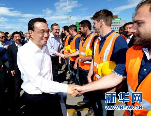 6月20日，國(guó)務(wù)院總理李克強(qiáng)與希臘總理薩馬拉斯共同考察中國(guó)遠(yuǎn)洋運(yùn)輸集團(tuán)比雷埃夫斯集裝箱碼頭。這是李克強(qiáng)和薩馬拉斯來(lái)到3號(hào)碼頭，同碼頭工人親切交流。新華社記者 李濤 攝 