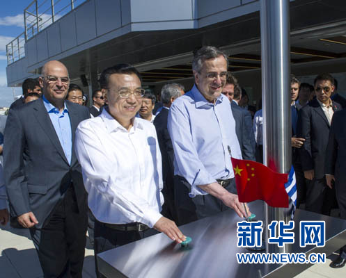 這是李克強(qiáng)與薩馬拉斯共同發(fā)出指令，一列滿(mǎn)載中國(guó)貨物的列車(chē)緩緩駛出比雷埃夫斯港，開(kāi)往中東歐目的地。新華社記者 王曄 攝