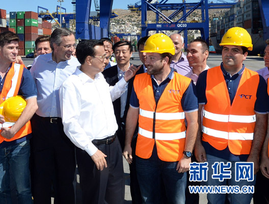 6月20日，國(guó)務(wù)院總理李克強(qiáng)與希臘總理薩馬拉斯共同考察中國(guó)遠(yuǎn)洋運(yùn)輸集團(tuán)比雷埃夫斯集裝箱碼頭。這是李克強(qiáng)和薩馬拉斯來(lái)到3號(hào)碼頭，同碼頭工人親切交流。新華社記者 李濤 攝
