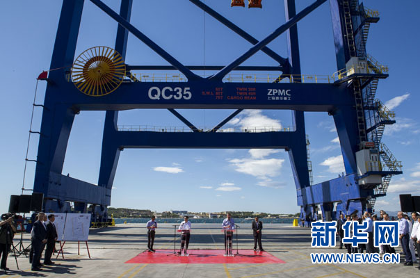 這是李克強(qiáng)和薩馬拉斯在3號(hào)碼頭發(fā)表講話(huà)。新華社記者 王曄 攝