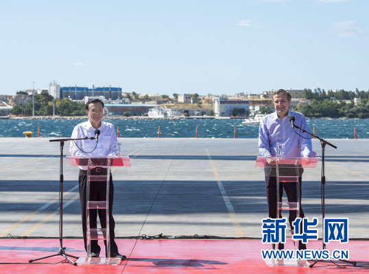 這是李克強(qiáng)和薩馬拉斯在3號(hào)碼頭發(fā)表講話(huà)。新華社記者 王曄 攝