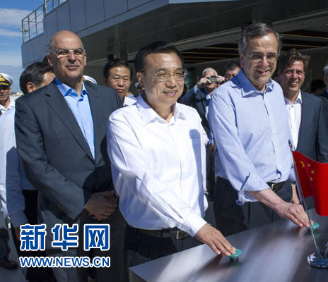 這是李克強(qiáng)與薩馬拉斯共同發(fā)出指令，一列滿(mǎn)載中國(guó)貨物的列車(chē)緩緩駛出比雷埃夫斯港，開(kāi)往中東歐目的地。新華社記者 王曄 攝