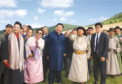 　　八月二十二日，國家主席習近平在蒙古國總統額勒貝格道爾吉陪同下前往烏蘭巴托市郊觀看那達慕。這是習近平和夫人彭麗媛同額勒貝格道爾吉夫婦觀看表演。新華社記者　鞠鵬攝