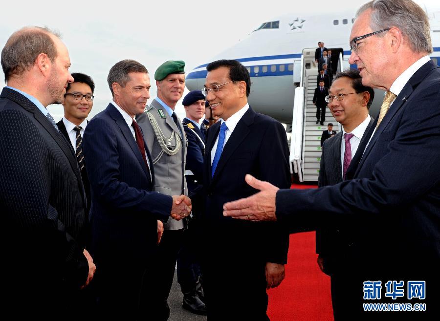 10月9日，國務院總理李克強抵達柏林開始對德國進行正式訪問。德國政府高級官員到機場迎接。 新華社記者 饒愛民 攝