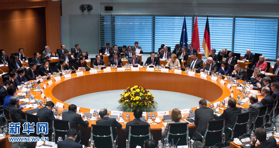 10月10日,中國國務(wù)院總理李克強(qiáng)在柏林與德國總理默克爾共同主持第三輪中德政府磋商。 新華社記者 李學(xué)仁 攝 10月10日,中國國務(wù)院總理李克強(qiáng)在柏林與德國總理默克爾共同主持第三輪中德政府磋商。 新華社記者 李學(xué)仁 攝