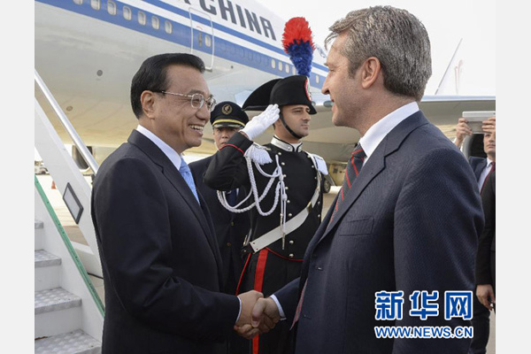 10月14日，國務院總理李克強乘專機抵達羅馬，開始對意大利進行正式訪問，意大利政府高級官員到機場迎接。 新華社記者李學仁攝