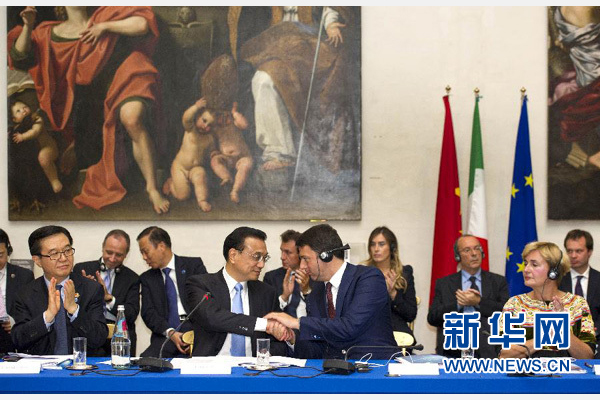 10月14日，中國(guó)國(guó)務(wù)院總理李克強(qiáng)在羅馬巴爾貝里尼宮與意大利總理倫齊共同會(huì)見(jiàn)中意企業(yè)家委員會(huì)委員及企業(yè)家代表并致辭。 新華社記者謝環(huán)馳 攝 