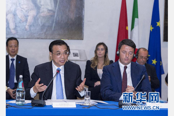 10月14日，中國(guó)國(guó)務(wù)院總理李克強(qiáng)在羅馬巴爾貝里尼宮與意大利總理倫齊共同會(huì)見(jiàn)中意企業(yè)家委員會(huì)委員及企業(yè)家代表并致辭。 新華社記者 王曄攝 