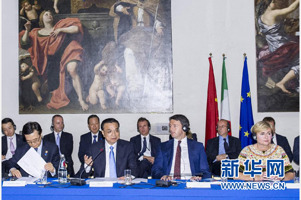 10月14日，中國(guó)國(guó)務(wù)院總理李克強(qiáng)在羅馬巴爾貝里尼宮與意大利總理倫齊共同會(huì)見(jiàn)中意企業(yè)家委員會(huì)委員及企業(yè)家代表并致辭。 新華社記者 王曄攝 