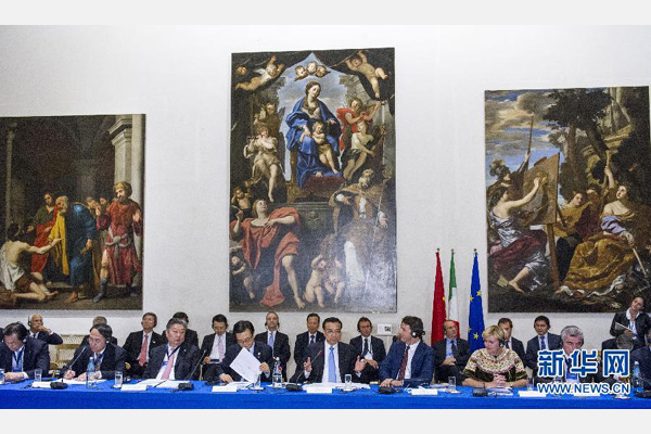 10月14日，中國(guó)國(guó)務(wù)院總理李克強(qiáng)在羅馬巴爾貝里尼宮與意大利總理倫齊共同會(huì)見(jiàn)中意企業(yè)家委員會(huì)委員及企業(yè)家代表并致辭。 新華社記者 王曄攝 