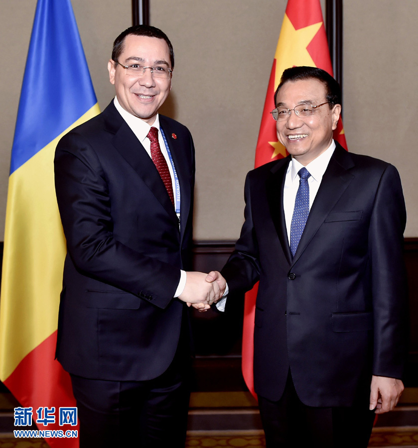 12月16日，中國國務(wù)院總理李克強(qiáng)在貝爾格萊德會見羅馬尼亞總理蓬塔。 新華社記者劉力航攝