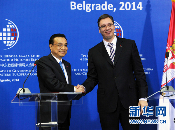 12月16日，國務院總理李克強在貝爾格萊德出席第三次中國-中東歐國家領導人會晤后，與塞爾維亞總理武契奇共同會見記者。 新華社記者饒愛民 攝
