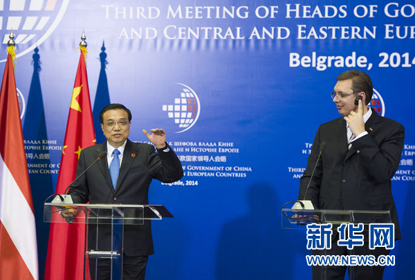12月16日，國務院總理李克強在貝爾格萊德出席第三次中國-中東歐國家領導人會晤后，與塞爾維亞總理武契奇共同會見記者。 新華社記者黃敬文 攝