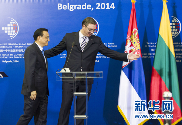 12月16日，國務院總理李克強在貝爾格萊德出席第三次中國-中東歐國家領導人會晤后，與塞爾維亞總理武契奇共同會見記者。 新華社記者黃敬文 攝