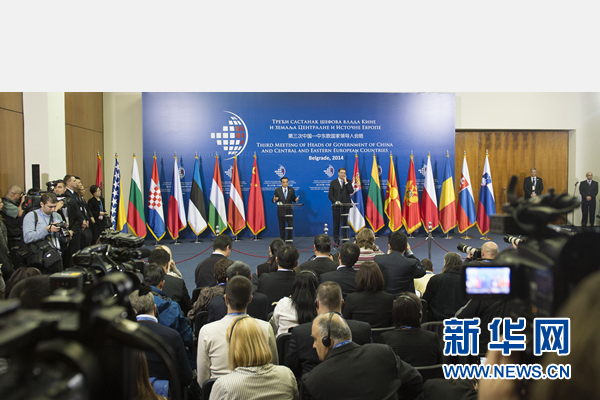 12月16日，國務院總理李克強在貝爾格萊德出席第三次中國-中東歐國家領導人會晤后，與塞爾維亞總理武契奇共同會見記者。 新華社記者黃敬文 攝