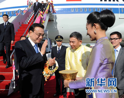 12月19日，中國國務(wù)院總理李克強(qiáng)抵達(dá)曼谷，出席大湄公河次區(qū)域經(jīng)濟(jì)合作領(lǐng)導(dǎo)人第五次會(huì)議。新華社記者饒愛民攝