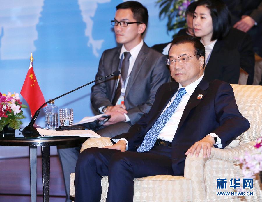 12月20日,中國國務院總理李克強在曼谷出席大湄公河次區(qū)域經(jīng)濟合作領(lǐng)導人第五次會議。 新華社記者 龐興雷 攝 12月20日,中國國務院總理李克強在曼谷出席大湄公河次區(qū)域經(jīng)濟合作領(lǐng)導人第五次會議。 新華社記者 龐興雷 攝