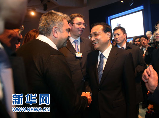 1月21日，中國國務院總理李克強在瑞士達沃斯舉行的世界經濟論壇全會發表特別致辭并回答提問。這是李克強在致辭后同與會嘉賓親切交談。新華社記者 劉衛兵 攝