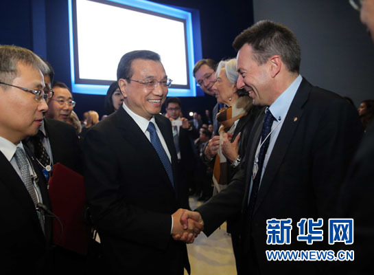 1月21日，中國國務院總理李克強在瑞士達沃斯舉行的世界經濟論壇全會發表特別致辭并回答提問。這是李克強在致辭前同與會嘉賓親切交談。新華社記者 劉衛兵 攝