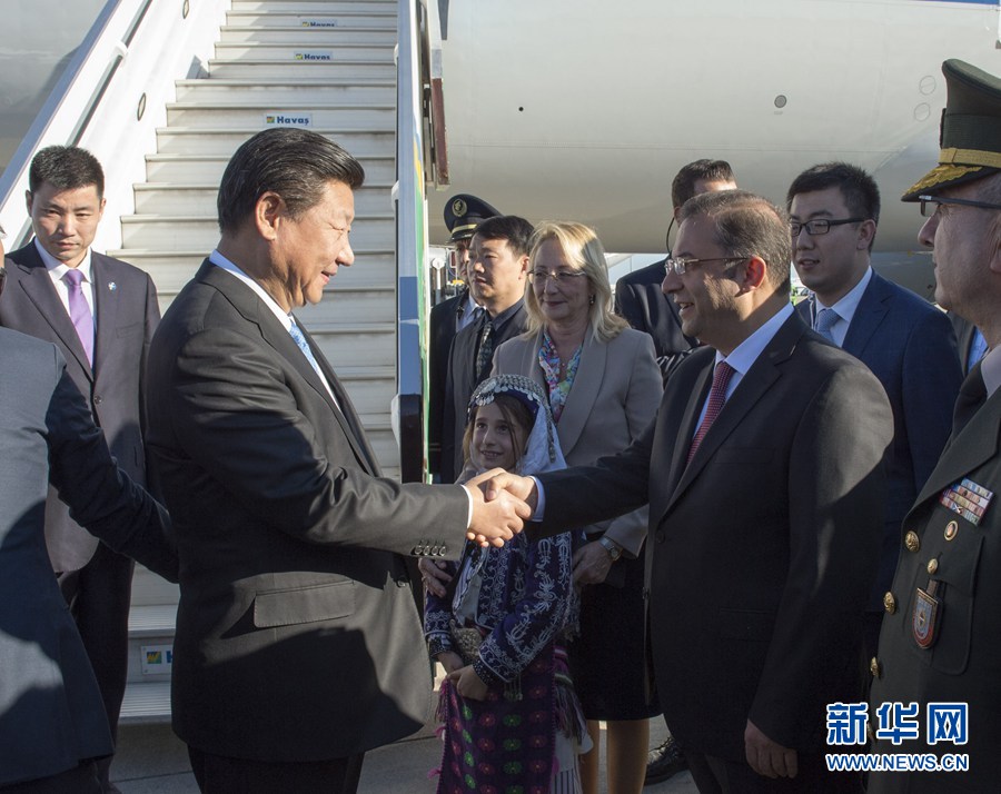  11月14日，國家主席習(xí)近平抵達土耳其安塔利亞，應(yīng)土耳其共和國總統(tǒng)埃爾多安邀請，出席二十國集團領(lǐng)導(dǎo)人第十次峰會。土耳其高級官員到機場迎接習(xí)近平主席一行。新華社記者 李學(xué)仁 攝 