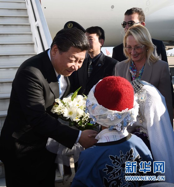 11月14日，國家主席習(xí)近平抵達土耳其安塔利亞，應(yīng)土耳其共和國總統(tǒng)埃爾多安邀請，出席二十國集團領(lǐng)導(dǎo)人第十次峰會。這是土耳其兒童向習(xí)近平主席獻花。新華社記者 饒愛民 攝 