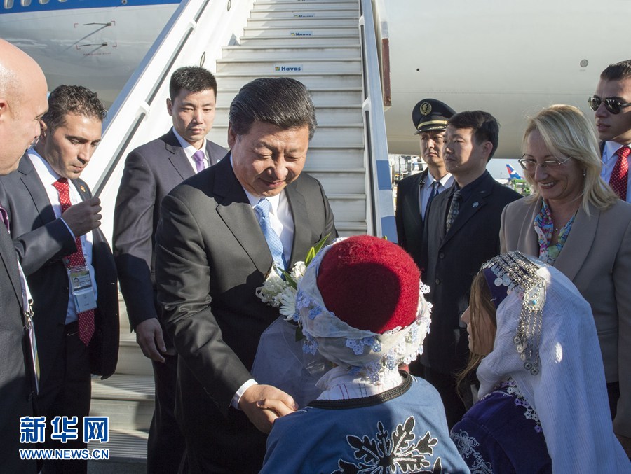 11月14日，國家主席習(xí)近平抵達土耳其安塔利亞，應(yīng)土耳其共和國總統(tǒng)埃爾多安邀請，出席二十國集團領(lǐng)導(dǎo)人第十次峰會。這是土耳其兒童向習(xí)近平主席獻花。新華社記者 李學(xué)仁 攝 