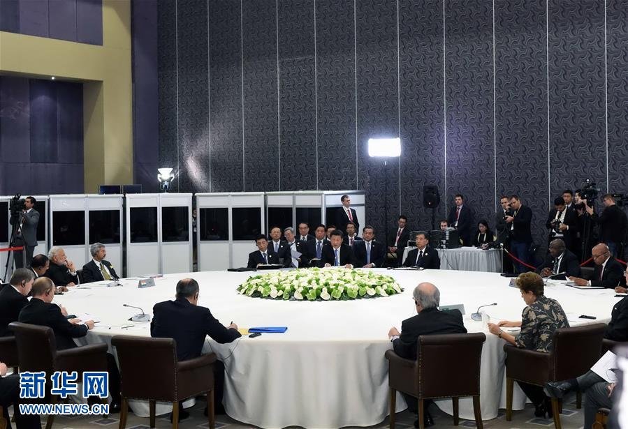  11月15日，金磚國家領(lǐng)導(dǎo)人非正式會晤在土耳其安塔利亞舉行，中國國家主席習(xí)近平、俄羅斯總統(tǒng)普京、印度總理莫迪、南非總統(tǒng)祖馬、巴西總統(tǒng)羅塞夫出席。習(xí)近平在會上發(fā)表題為《開拓機(jī)遇應(yīng)對挑戰(zhàn)》的重要講話。 新華社記者 饒愛民 攝 