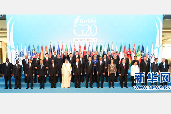 11月15日，二十國集團領導人第十次峰會在土耳其安塔利亞舉行。國家主席習近平出席并發(fā)表題為《創(chuàng)新增長路徑共享發(fā)展成果》的重要講話。這是習近平主席同與會領導人合影。 新華社記者 李學仁 攝
