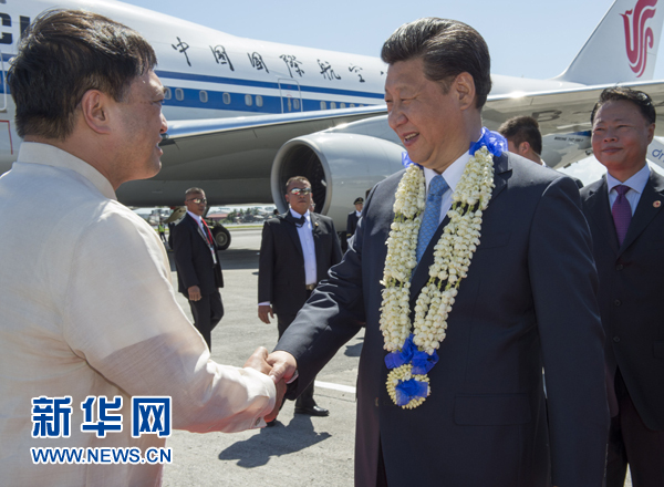 11月17日，國家主席習近平抵達菲律賓首都馬尼拉尼諾&middot;阿基諾國際機場，出席即將舉行的亞太經合組織第二十三次領導人非正式會議。菲律賓高級官員到機場迎接習近平主席。新華社記者李學仁攝