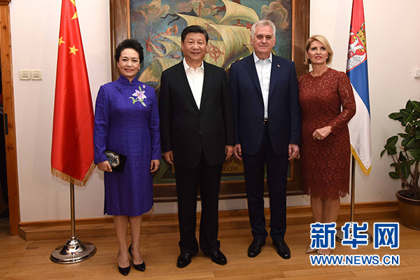 當?shù)貢r間6月17日,國家主席習近平同塞爾維亞總統(tǒng)尼科利奇在貝爾格萊德舉行會晤。這是習近平和夫人彭麗媛同尼科利奇夫婦在和平別墅合影。新華社記者饒愛民攝 當?shù)貢r間6月17日,國家主席習近平同塞爾維亞總統(tǒng)尼科利奇在貝爾格萊德舉行會晤。這是習近平和夫人彭麗媛同尼科利奇夫婦在和平別墅合影。新華社記者饒愛民攝