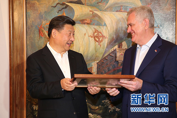 當?shù)貢r間6月17日,國家主席習近平同塞爾維亞總統(tǒng)尼科利奇在貝爾格萊德舉行會晤。這是尼科利奇向習近平贈送紀念品。新華社記者饒愛民攝 當?shù)貢r間6月17日,國家主席習近平同塞爾維亞總統(tǒng)尼科利奇在貝爾格萊德舉行會晤。這是尼科利奇向習近平贈送紀念品。新華社記者饒愛民攝