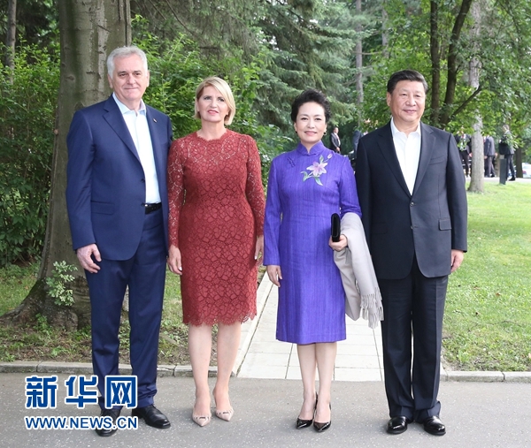 當?shù)貢r間6月17日,國家主席習近平同塞爾維亞總統(tǒng)尼科利奇在貝爾格萊德舉行會晤。這是習近平和夫人彭麗媛同尼科利奇夫婦在和平別墅合影。新華社記者 丁林 攝 當?shù)貢r間6月17日,國家主席習近平同塞爾維亞總統(tǒng)尼科利奇在貝爾格萊德舉行會晤。這是習近平和夫人彭麗媛同尼科利奇夫婦在和平別墅合影。新華社記者 丁林 攝