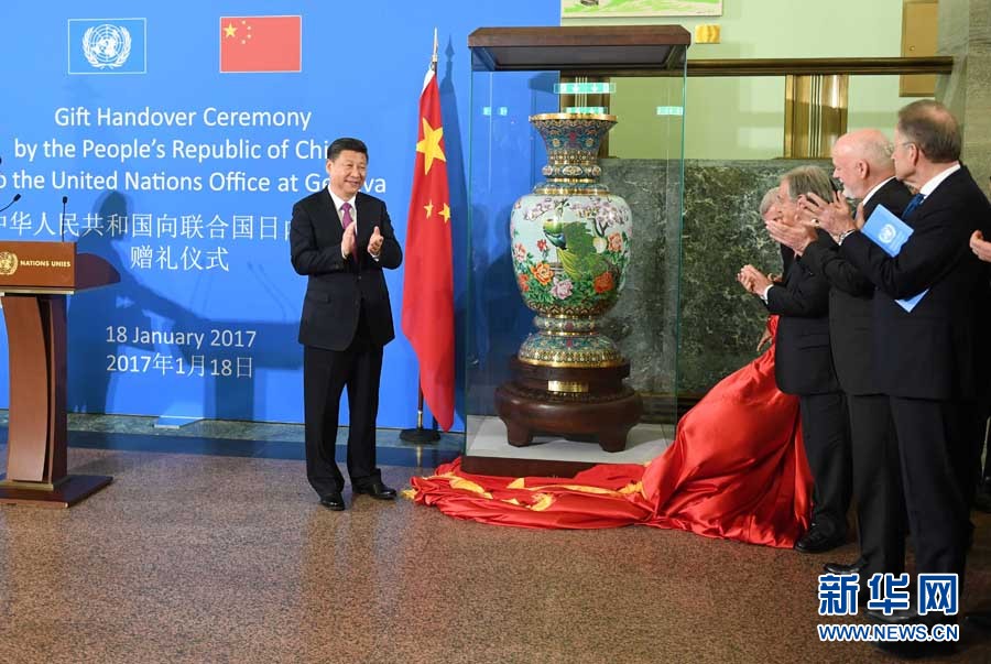 1月18日，國家主席習(xí)近平在瑞士日內(nèi)瓦萬國宮出席&ldquo;共商共筑人類命運(yùn)共同體&rdquo;高級(jí)別會(huì)議，并發(fā)表題為《共同構(gòu)建人類命運(yùn)共同體》的主旨演講。這是會(huì)議結(jié)束后，習(xí)近平出席中國向聯(lián)合國日內(nèi)瓦總部贈(zèng)禮儀式。新華社記者 張鐸 攝