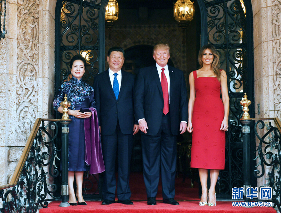當地時間4月6日，國家主席習近平在美國佛羅里達州海湖莊園同美國總統特朗普舉行中美元首會晤。這是習近平和夫人彭麗媛同特朗普和夫人梅拉尼婭合影留念。新華社記者 饒愛民 攝 