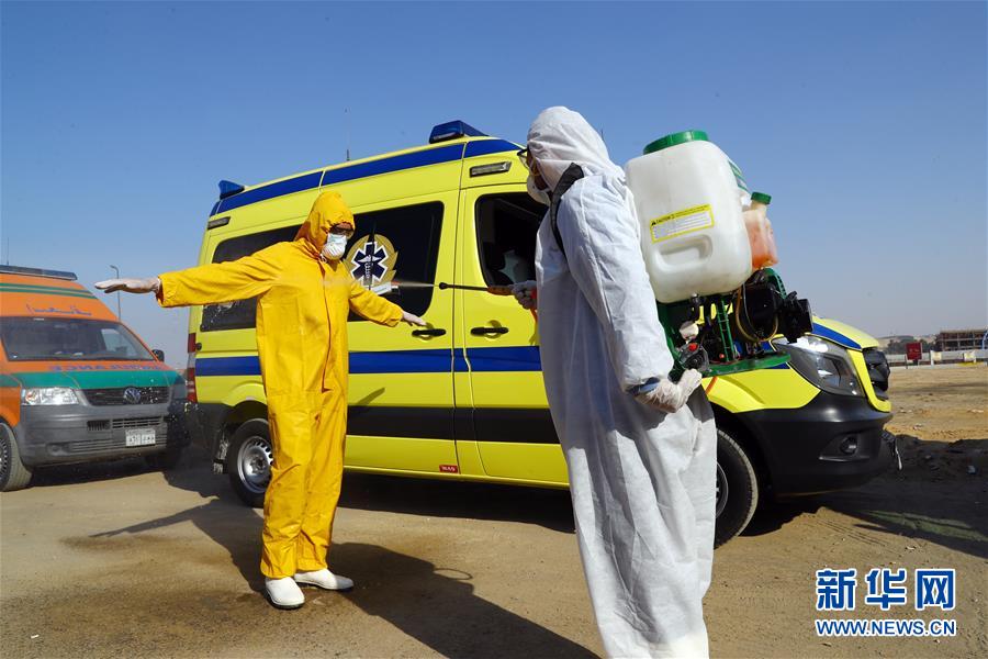 （國際疫情&middot;圖文互動(dòng)）（6）通訊：埃及救護(hù)車?yán)锏?ldquo;逆行者&rdquo;