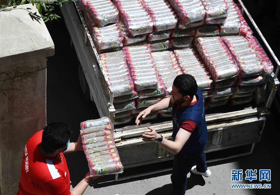 （國際疫情&middot;圖文互動）（1）通訊：疫情中，那抹笑容最難忘&mdash;&mdash;記向困難家庭發放愛心包裹的敘利亞青年志愿者