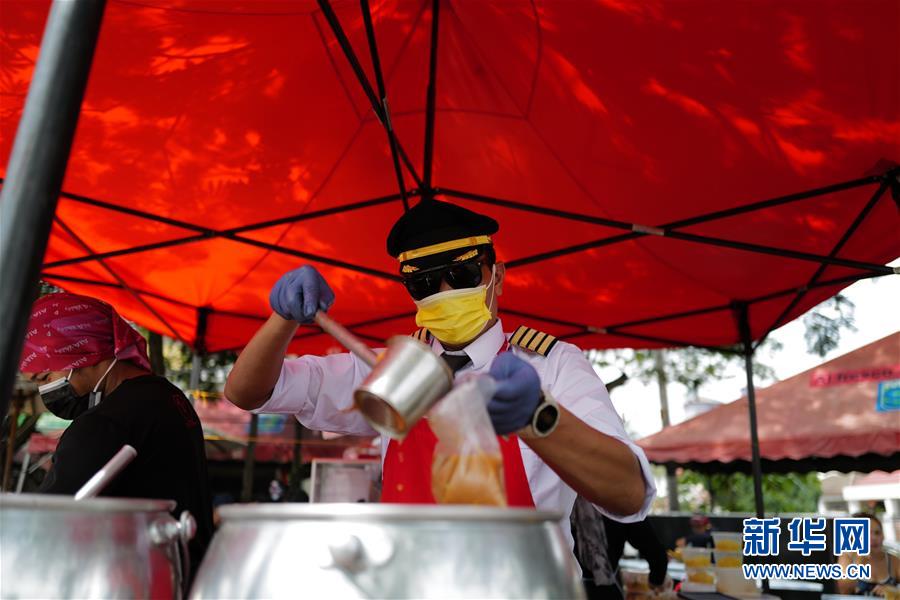 （國(guó)際&middot;圖文互動(dòng)）（6）通訊：前方總有機(jī)遇&mdash;&mdash;記馬來(lái)西亞一位飛行員疫情下擺攤再就業(yè)