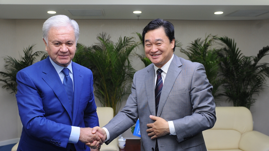 新華網(wǎng)董事長、總裁田舒斌與上海合作組織秘書長阿利莫夫親切握手